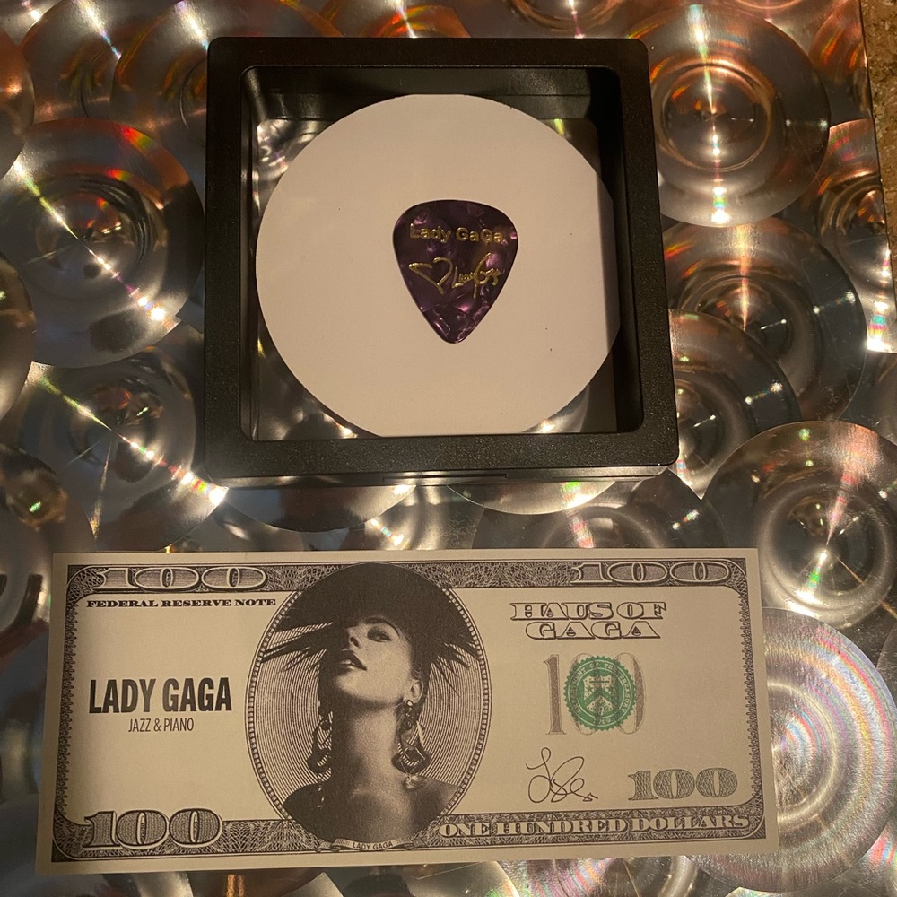 LADY GAGA $100 CONFETTI & GUITAR PICK LAS VEGAS RESIDENCY CONCERT MINT !!